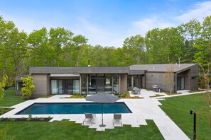 Outdoor pool, a heated pool - Brand New Contemproraty House in Southampton (Southampton)