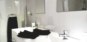 Deluxe Apartment, Non Smoking, Kitchen | Bathroom - B&B Curacao nv (Jan Thiel)