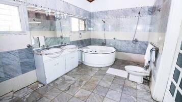 Vila Mewah | Kamar mandi | Shower, handuk, sabun, dan tisu toilet