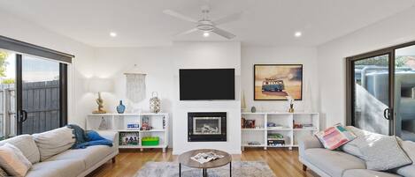 智能电视、壁炉、Netflix、乒乓球