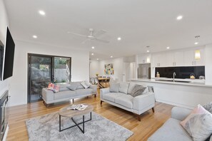 Smart TV, fireplace, Netflix, ping pong
