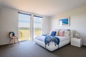 2 slaapkamers, een bureau, een strijkplank/strijkijzer, reisbedje