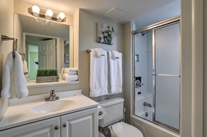 Secadora de cabello, toallas, jabón, shampoo 