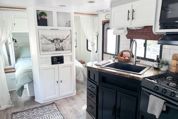 Microondas, cafetera/tetera, utensilios de cocina