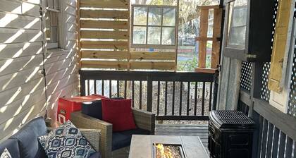 Small 2BR Cottage Close To Downtown ILM & Greenfield Lake South end of town