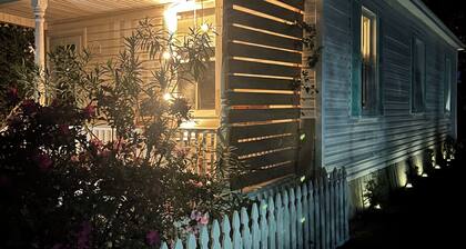 Small 2BR Cottage Close To Downtown ILM & Greenfield Lake South end of town