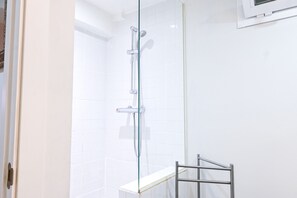 Shower, hair dryer - GARDEN House Downtown MADRID CENTRO-IFEMA-AEROPUERTO. 2 ROOMS 6 PAX GARDEN (Madrid)