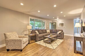 TV a schermo piatto, caminetto