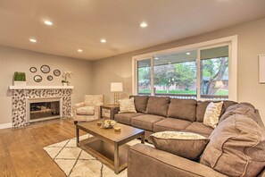 TV a schermo piatto, caminetto