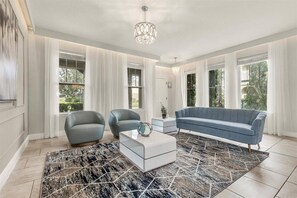 TV - 7 Bedrooms / 5 Bathrooms / Solterra (4196 OD) (Davenport)