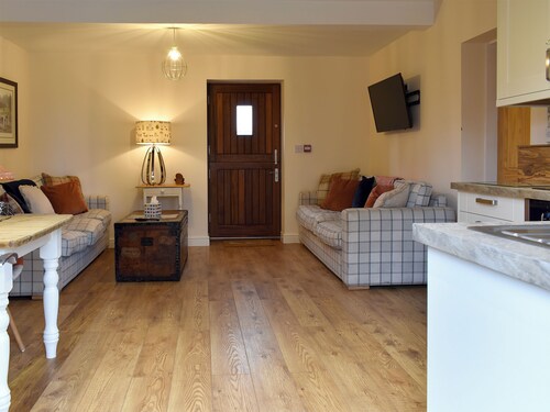 2 bedroom accommodation in Lower Drayton, near Penkridge