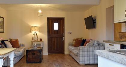 2 bedroom accommodation in Lower Drayton, near Penkridge