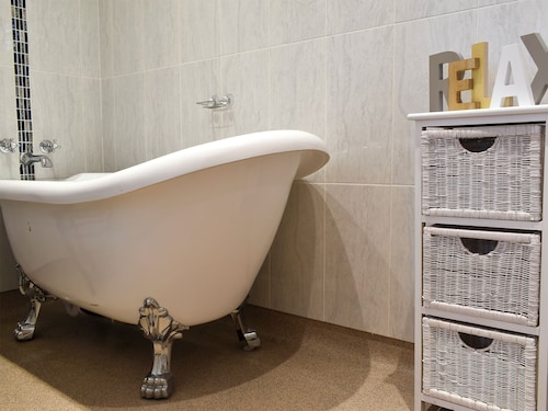 2 bedroom accommodation in Lower Drayton, near Penkridge