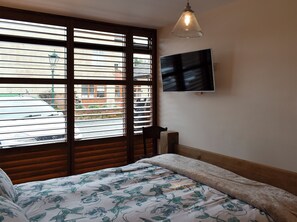 2 bedrooms, free WiFi, bed sheets - 2 bedroom accommodation in Lower Drayton, near Penkridge (Lower Drayton, near Penkridge)