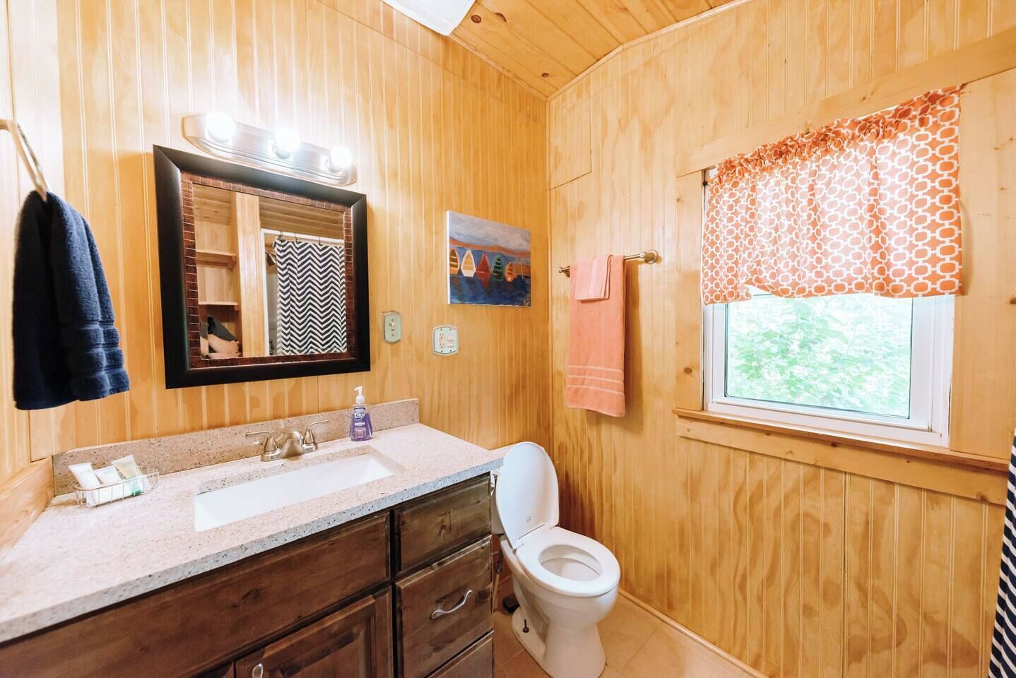 Combined shower/bathtub, hair dryer, towels