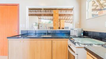 Chalet | Cocina privada | Refrigerador, microondas, horno y licuadora