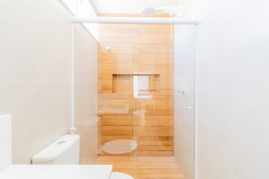 Chalet | Bathroom | Shower, free toiletries, towels, soap - GB03 Casa a 200m Praia de Guarajuba (Camaçari)