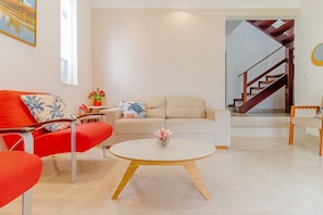 House | Living area | Flat-screen TV - GB07 Otima Casa 4 Suites em Guarajuba (Camaçari)