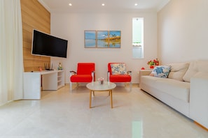 House | Living area | Flat-screen TV - GB07 Otima Casa 4 Suites em Guarajuba (Camaçari)