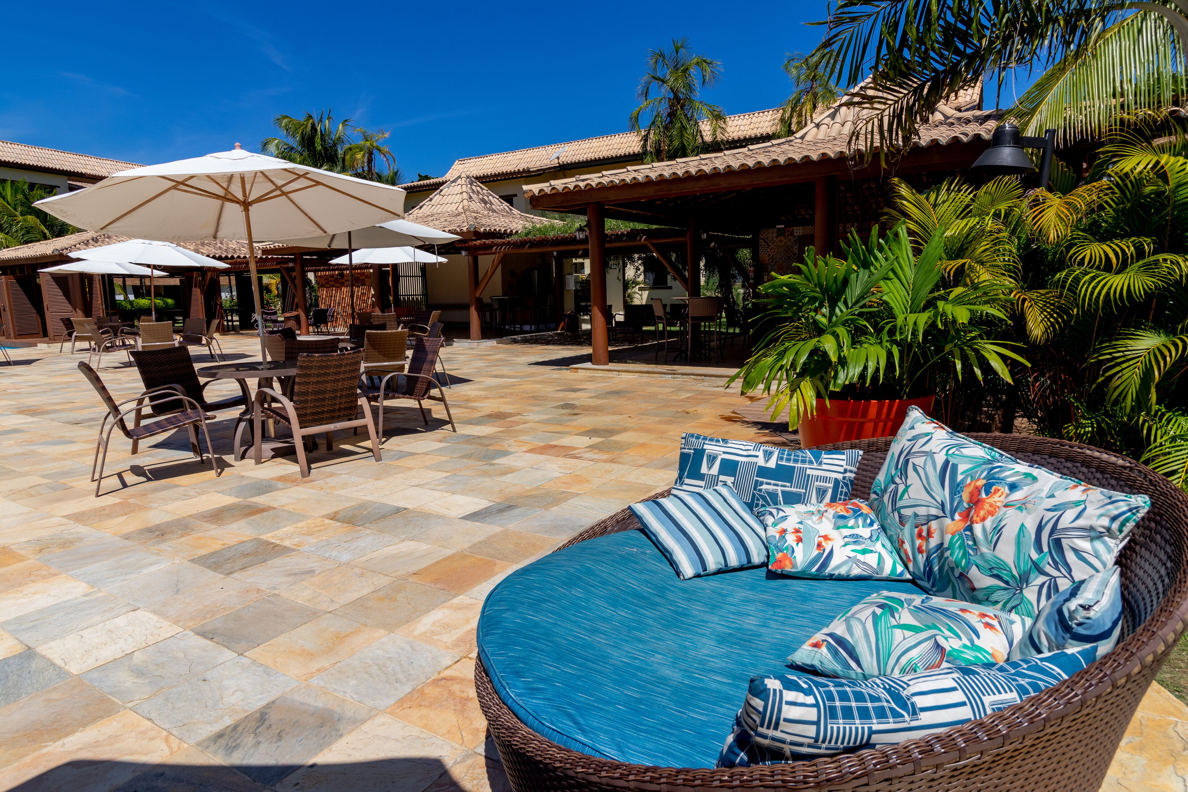 Una piscina al aire libre, sombrillas, sillones reclinables de piscina