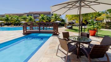 Piscina externa, guarda-sóis, espreguiçadeiras