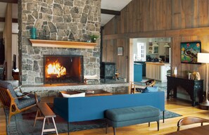 TV, fireplace, DVD player, stereo - Owl Point - Waterfront Maine (Blue Hill)