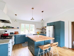 Dishwasher, coffee/tea maker, toaster - Owl Point - Waterfront Maine (Blue Hill)