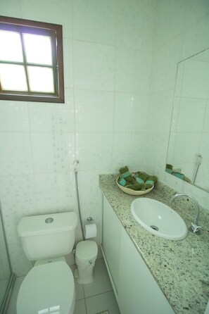Bungalow, 3 Schlafzimmer | Badezimmer | Dusche, kostenlose Toilettenartikel, Handtücher, Seife