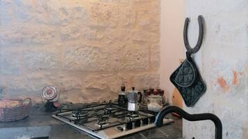 Frigorifero, piano cottura, macchina per tè/caffè, tostapane