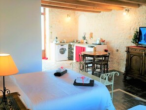 1 habitación, tabla de planchar con plancha y cuna de viaje 