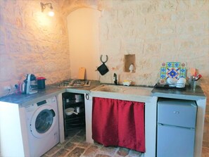 Kühlschrank, Herdplatte, Wasserkocher mit Kaffee-/Teezubehör, Toaster