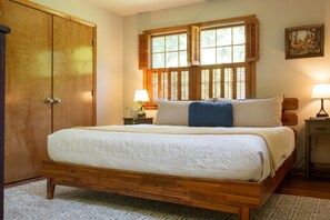 2 bedrooms, desk, iron/ironing board, travel cot
