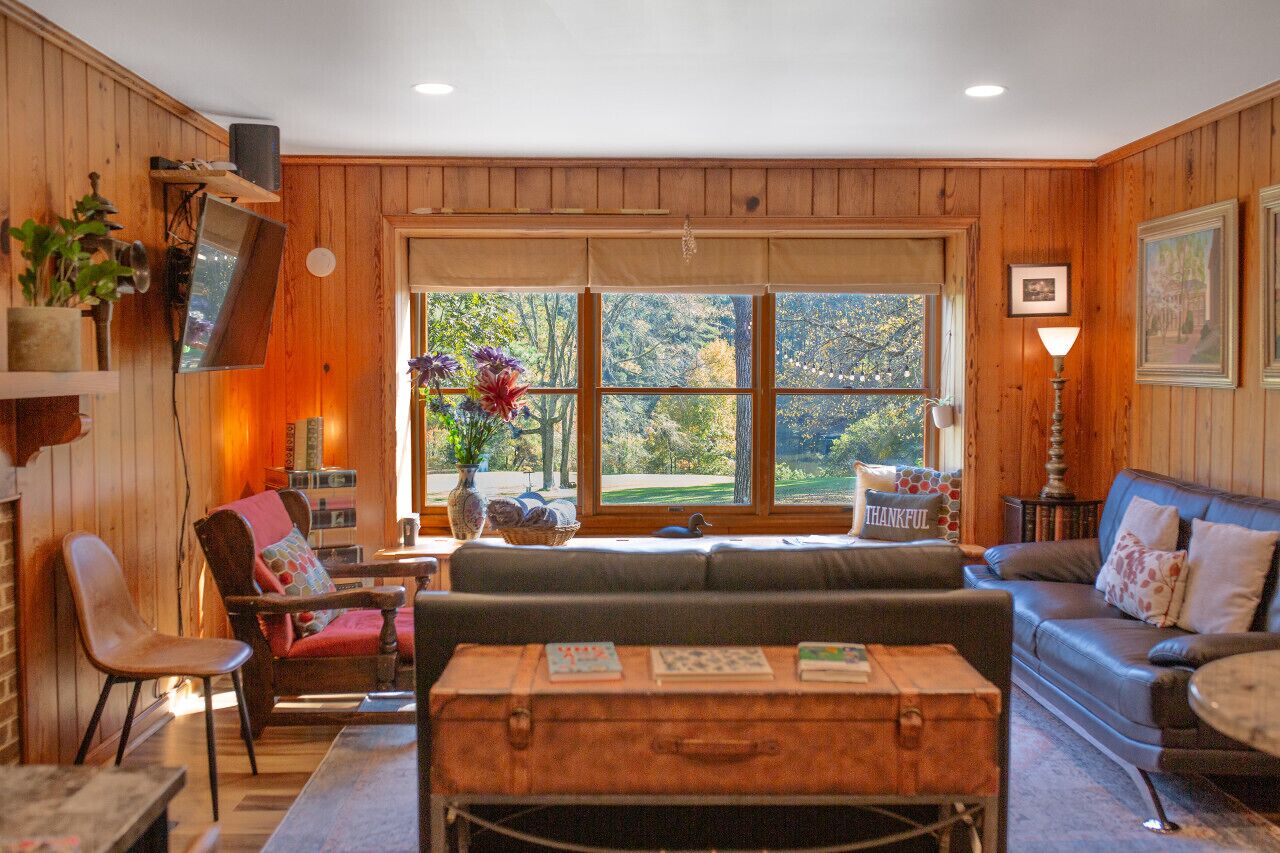 Smart TV, books, stereo