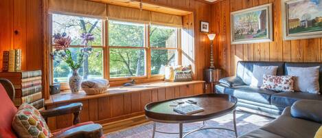 Smart-TV, Bücher, Stereoanlage