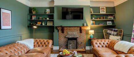 TV, fireplace