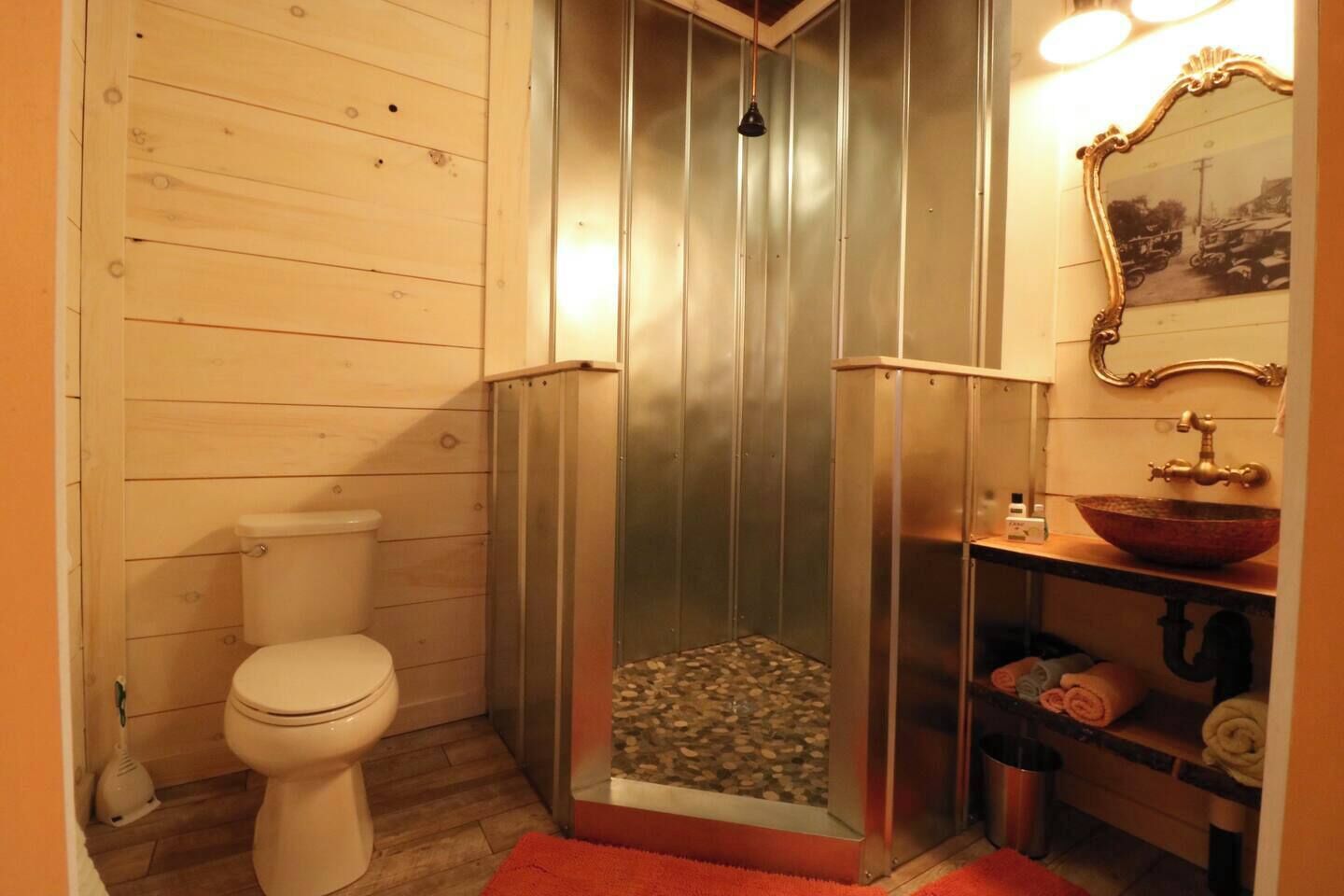 Douche, séchoir à cheveux, serviettes fournies