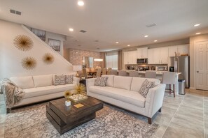 House, Multiple Beds, Private Pool, Pool View | Living room