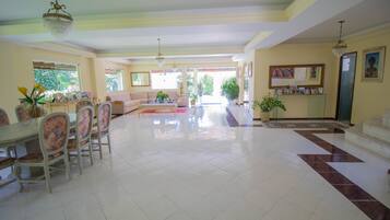 Casa, 4 quartos | Área de estar | TV