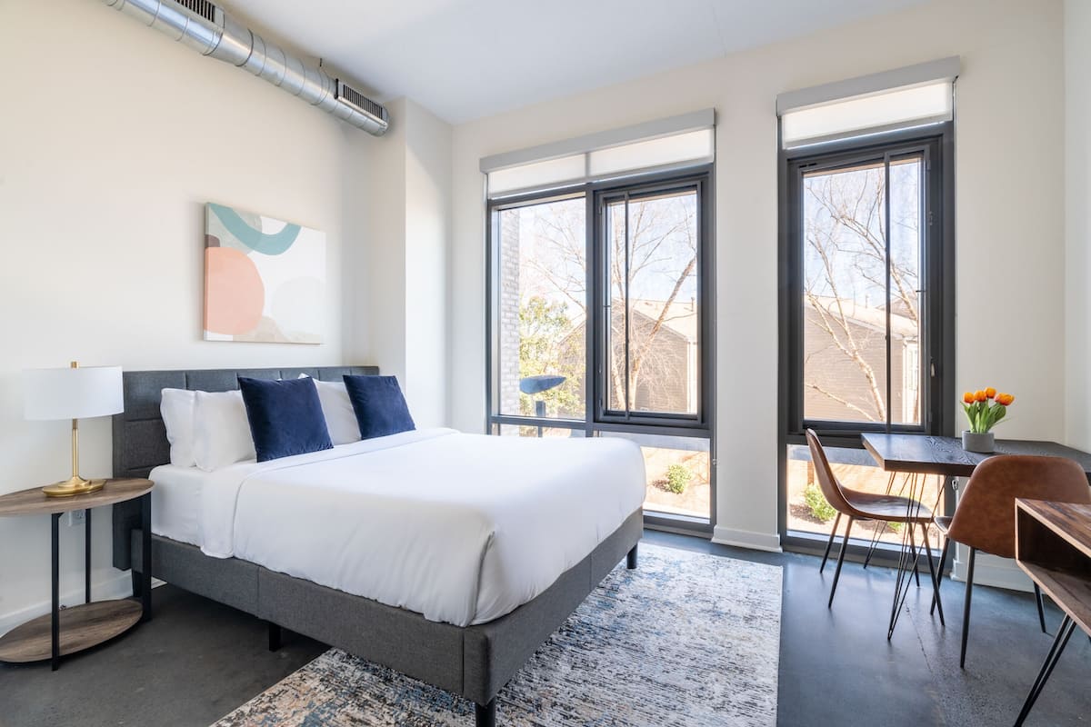 Studio Tiêu chuẩn, 1 giường cỡ queen, bếp (Self Check-in with Virtual Front Desk) | 2 phòng ngủ, bộ đồ giường cao cấp, chăn bông