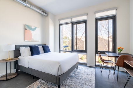 Standard Studio, 1 Queen Bed, Kitchen (Self Check-in with Virtual Front Desk) | Individually decorated, individually furnished, desk, laptop workspace. Kasa Alexandria Washington