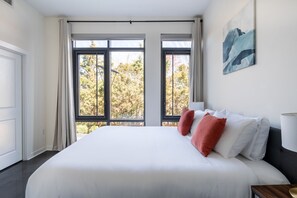 Departamento superior, 2 habitaciones, 2 baños (Self Check-in with Virtual Front Desk) | Decoración personalizada, muebles diferentes y escritorio 