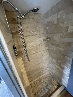 Douche, sèche-cheveux, serviettes fournies, savon