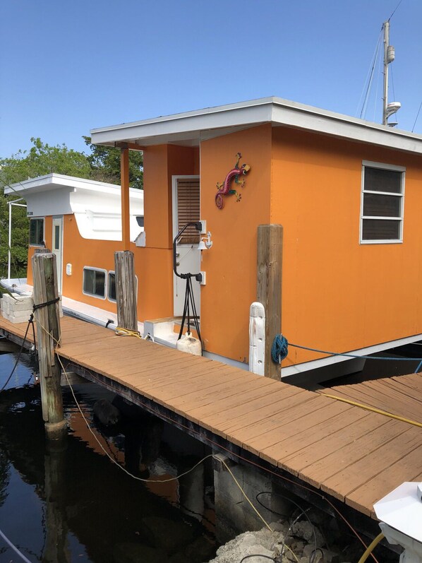 Exterior - Adorable Houseboat on the river (Fort Lauderdale)