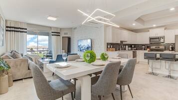 Condo, Berbilang Katil, Pool Access | Dapur peribadi | Peti sejuk, ketuhar gelombang mikro, ketuhar, dapur