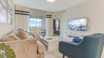 Condo, Berbilang Katil, Pool Access | Ruang tamu | 42 inci televisyen skrin rata dengan kabel