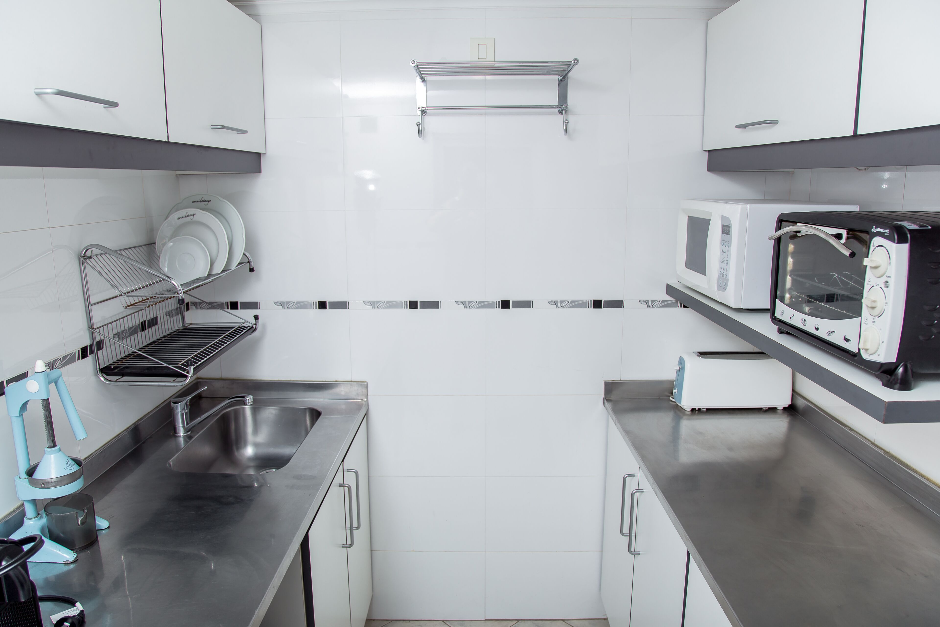 Refrigerador con congelador, microondas, horno y tostadora 