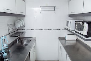 Refrigerador con congelador, microondas, horno y tostadora