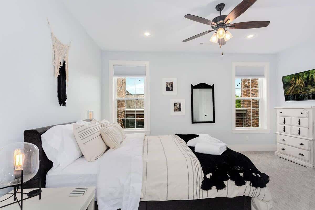 4 bedrooms, iron/ironing board, WiFi, bed sheets