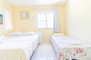 Casa | Escritorio, tabla de planchar con plancha, wifi gratis y ropa de cama