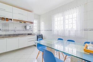 Maison | Cuisine privée | Réfrigérateur, micro-ondes, four, blender